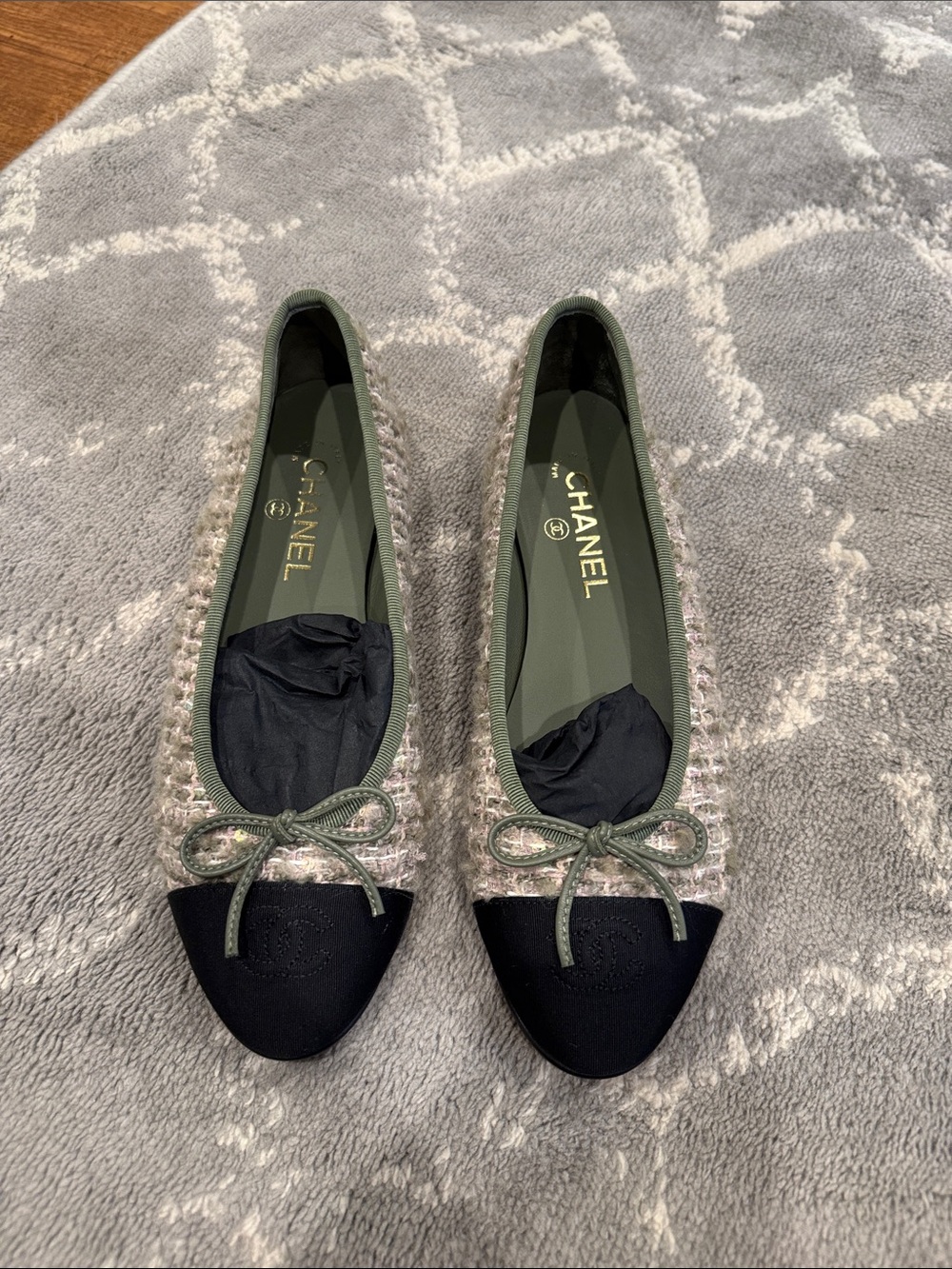 Authentic CHANEL Tweed Green and Black Cap-Toe Ballet Flats - Picture 3 of 7